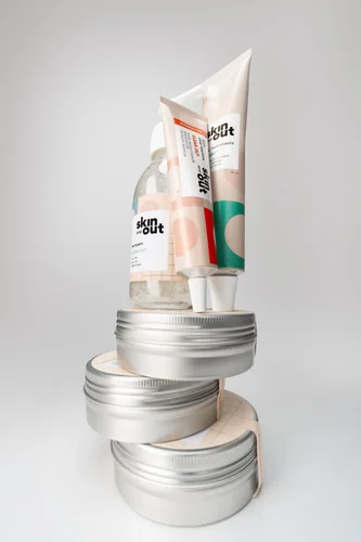 Produits Skin & Out empilés sur des boîtes métalliques